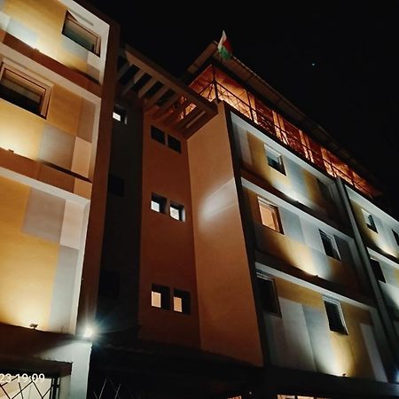 Fly Inn Madagascar Hotel - Navette Gratuite H24 - A 300M De L'Aeroport International Ivato-Antananarivo Ивато Экстерьер фото
