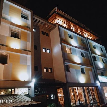 Fly Inn Madagascar Hotel - Navette Gratuite H24 - A 300M De L'Aeroport International Ivato-Antananarivo Ивато Экстерьер фото