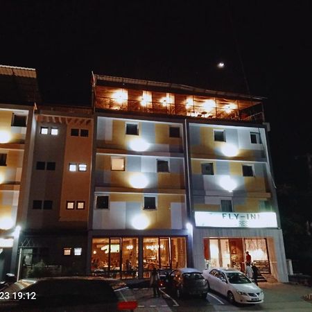 Fly Inn Madagascar Hotel - Navette Gratuite H24 - A 300M De L'Aeroport International Ivato-Antananarivo Ивато Экстерьер фото