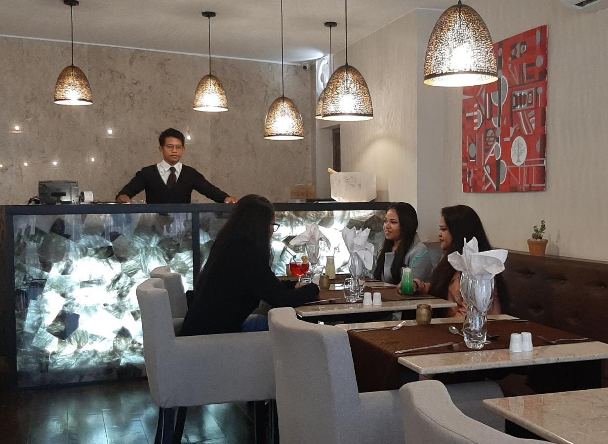 Fly Inn Madagascar Hotel - Navette Gratuite H24 - A 300M De L'Aeroport International Ivato-Antananarivo Ивато Экстерьер фото