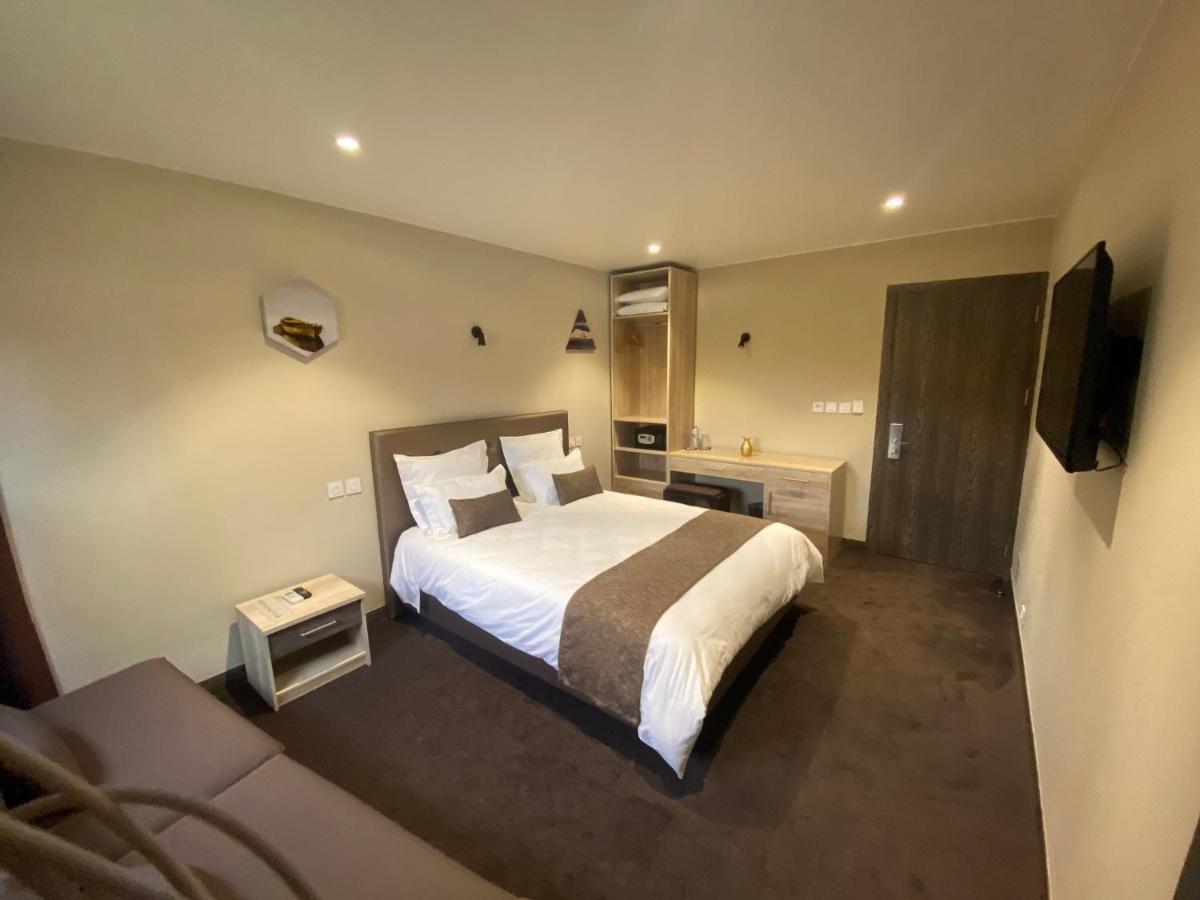 Fly Inn Madagascar Hotel - Navette Gratuite H24 - A 300M De L'Aeroport International Ivato-Antananarivo Ивато Экстерьер фото