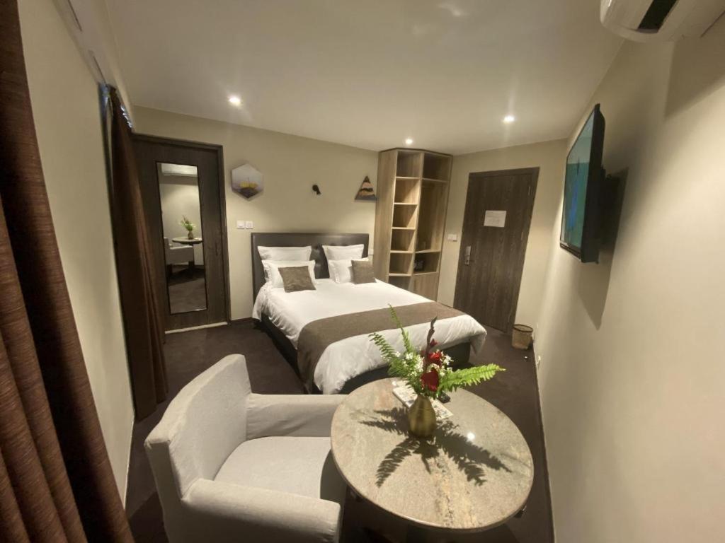 Fly Inn Madagascar Hotel - Navette Gratuite H24 - A 300M De L'Aeroport International Ivato-Antananarivo Ивато Экстерьер фото