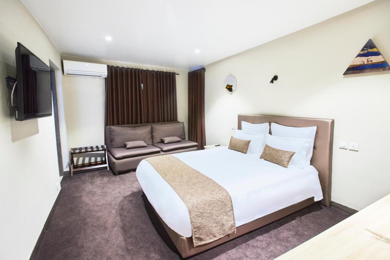 Fly Inn Madagascar Hotel - Navette Gratuite H24 - A 300M De L'Aeroport International Ivato-Antananarivo Ивато Экстерьер фото