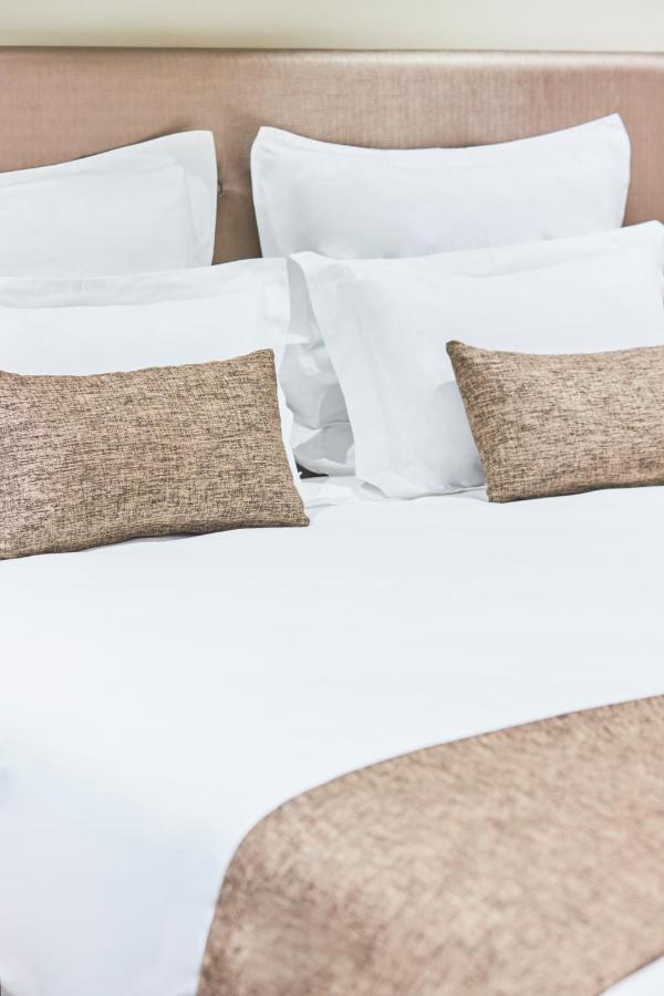 Fly Inn Madagascar Hotel - Navette Gratuite H24 - A 300M De L'Aeroport International Ivato-Antananarivo Ивато Экстерьер фото