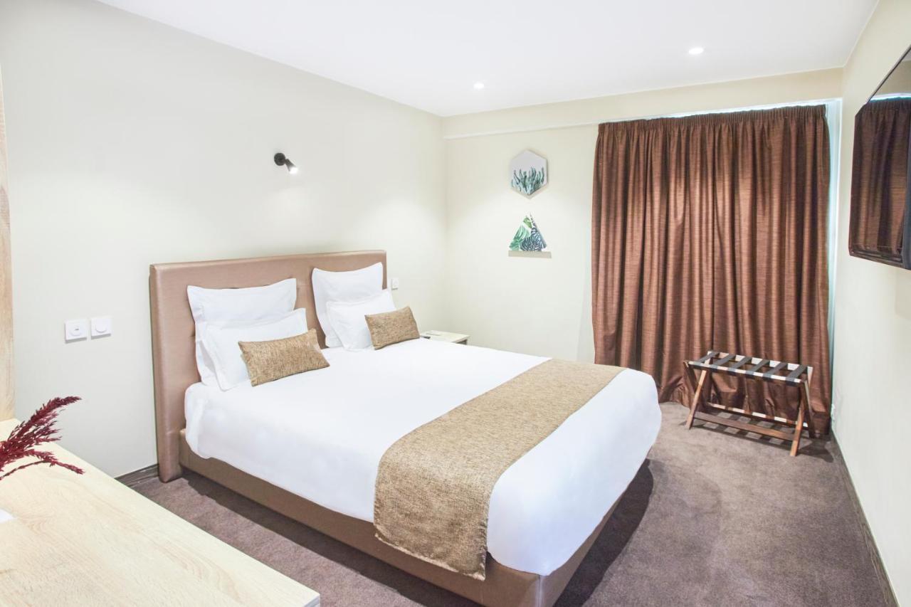 Fly Inn Madagascar Hotel - Navette Gratuite H24 - A 300M De L'Aeroport International Ivato-Antananarivo Ивато Экстерьер фото