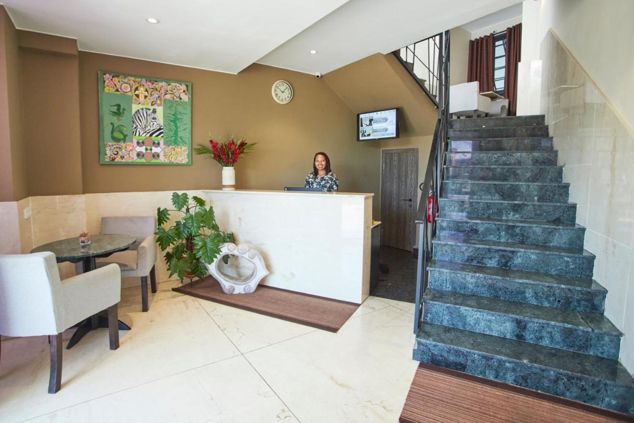 Fly Inn Madagascar Hotel - Navette Gratuite H24 - A 300M De L'Aeroport International Ivato-Antananarivo Ивато Экстерьер фото