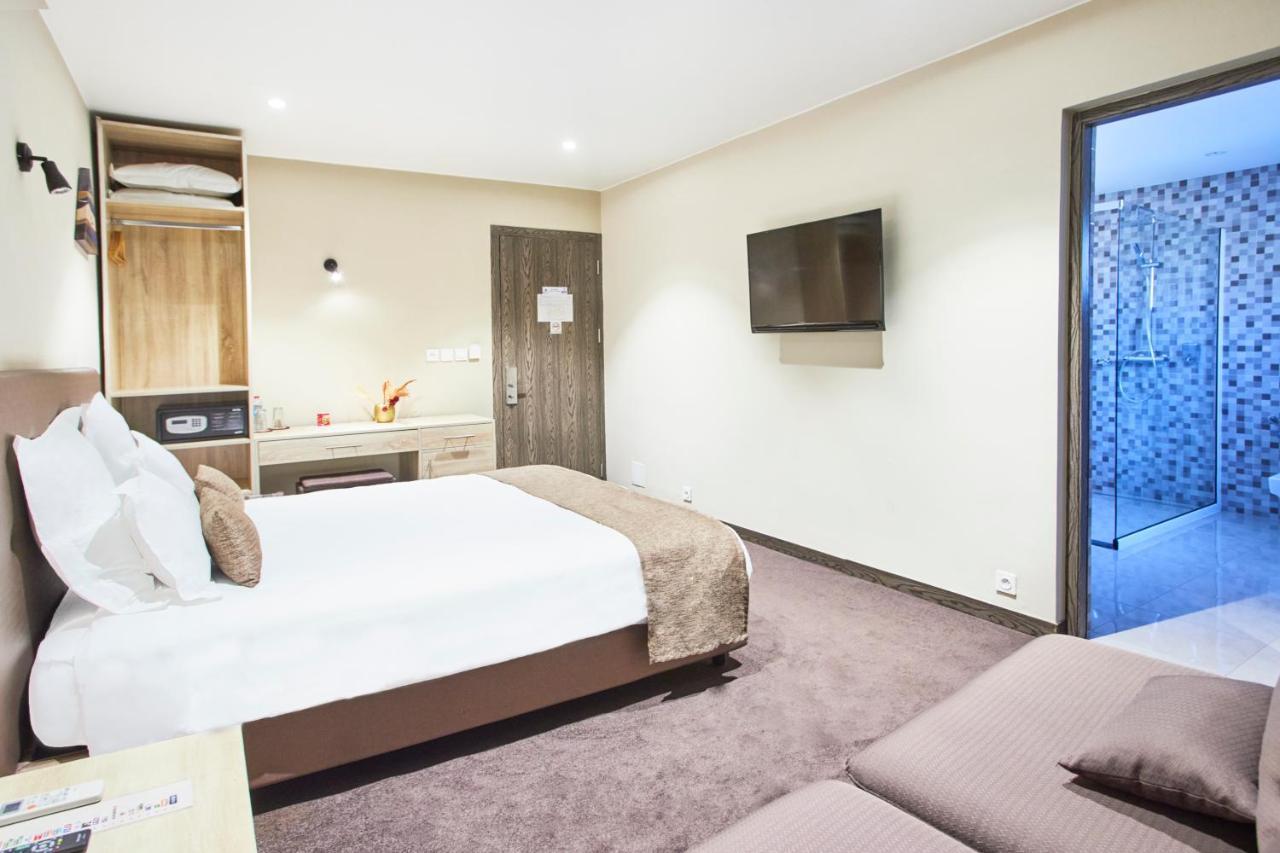 Fly Inn Madagascar Hotel - Navette Gratuite H24 - A 300M De L'Aeroport International Ivato-Antananarivo Ивато Экстерьер фото