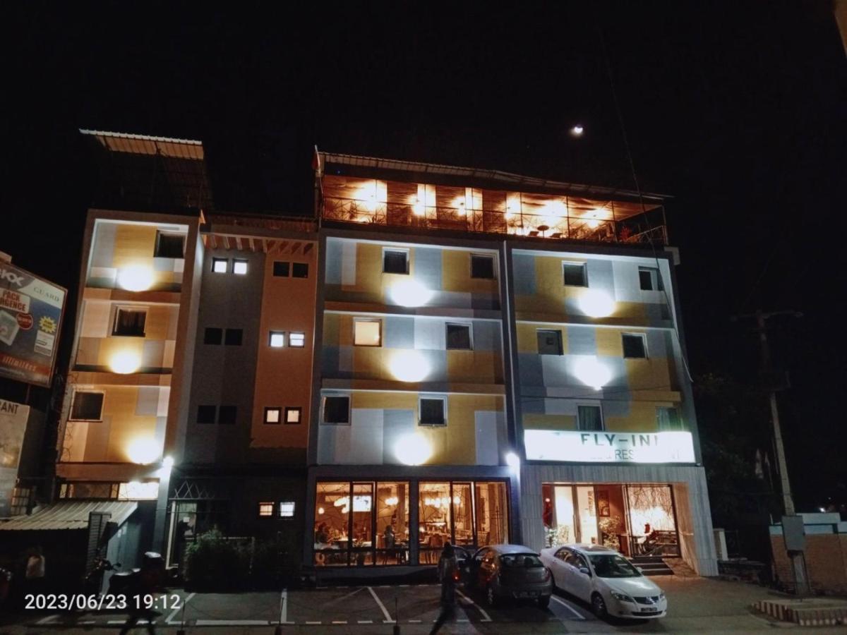 Fly Inn Madagascar Hotel - Navette Gratuite H24 - A 300M De L'Aeroport International Ivato-Antananarivo Ивато Экстерьер фото