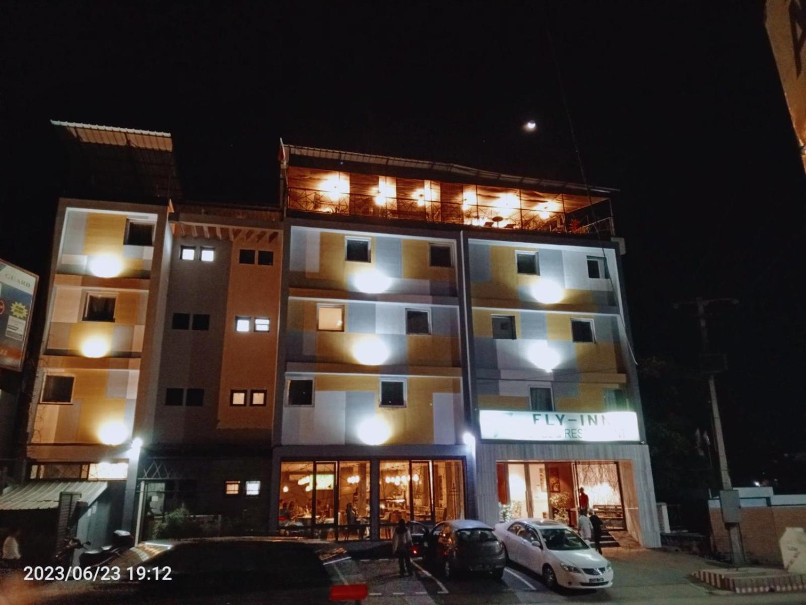 Fly Inn Madagascar Hotel - Navette Gratuite H24 - A 300M De L'Aeroport International Ivato-Antananarivo Ивато Экстерьер фото